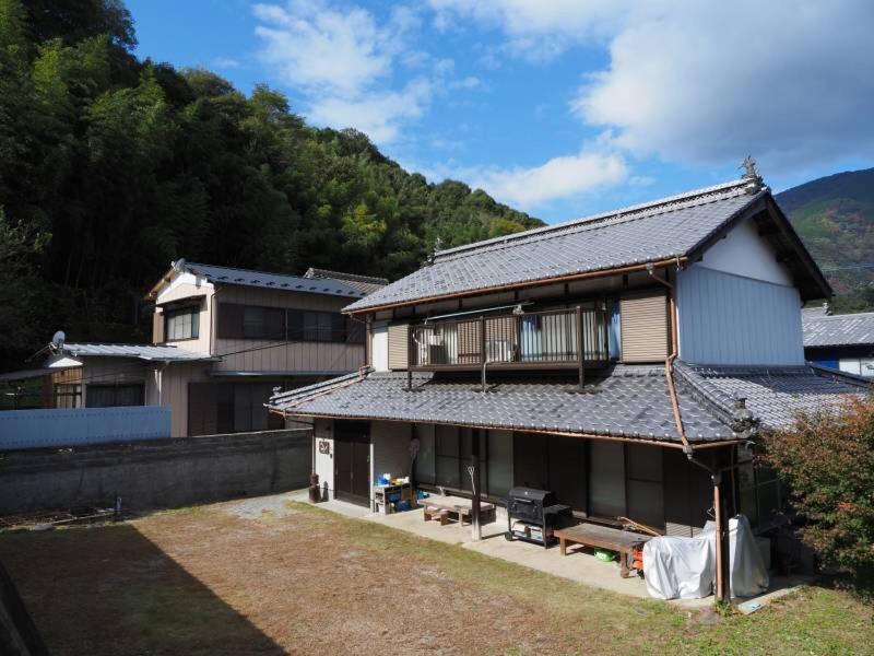 四国旅行のhub拠点 古民家ゲストハウス Heso Camp Miyoshi  Esterno foto